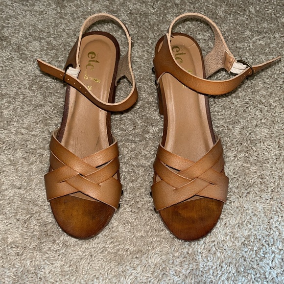 Size 7/8 wooden* & leather* platform heels - Picture 2 of 4